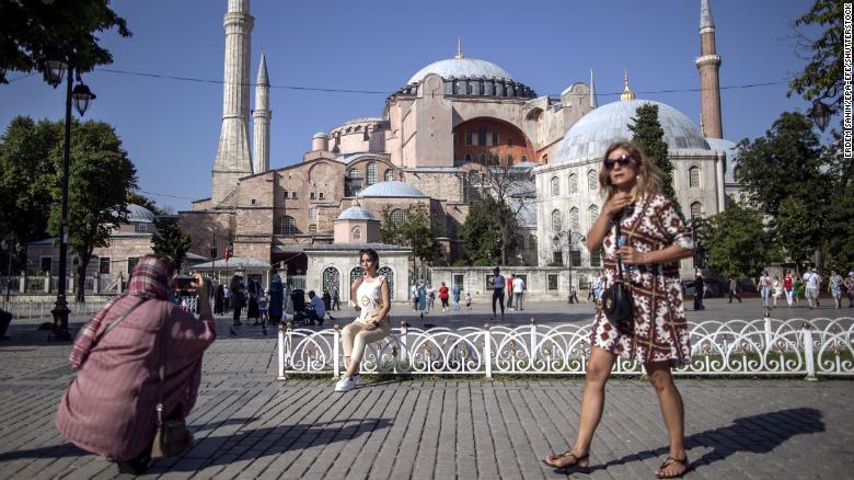 Khách du lịch chụp ảnh trước Nhà thờ Hồi giáo Hagia Sophia ở Istanbul, Thổ Nhĩ Kỳ vào ngày 27 tháng 6 năm 2021. Việc giảm du lịch có thể khiến tỷ lệ thất nghiệp tăng tới 10%, theo UNCTAD.