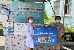 Vinamilk Sure Prevent & Optimum Gold trao tặng quà cho các bệnh viện tuyến đầu nhân Ngày Gia đình Việt nam