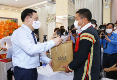 Chủ tịch Quốc hội Vương Đình Huệ trao quà tặng công nhân, người lao động gặp khó khăn trên địa bàn tỉnh Đắk Lắk