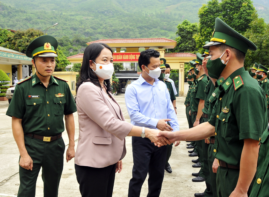 Phó Chủ tịch nước thăm cán bộ, chiến sỹ Đồn Biên phòng Cửa khẩu Quốc tế Thanh Thủy