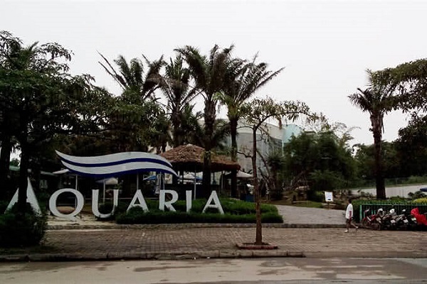 Nhà hàng Aquaria tọa lạc  trong khu liên hiệp thể thao Quốc gia, quay mặt ra Sân vận động Quốc gia Mỹ Đình