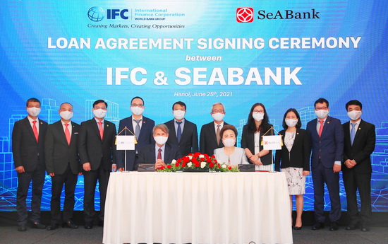 Đại diện IFC và SeABank tại lễ ký hợp đồng tín dụng