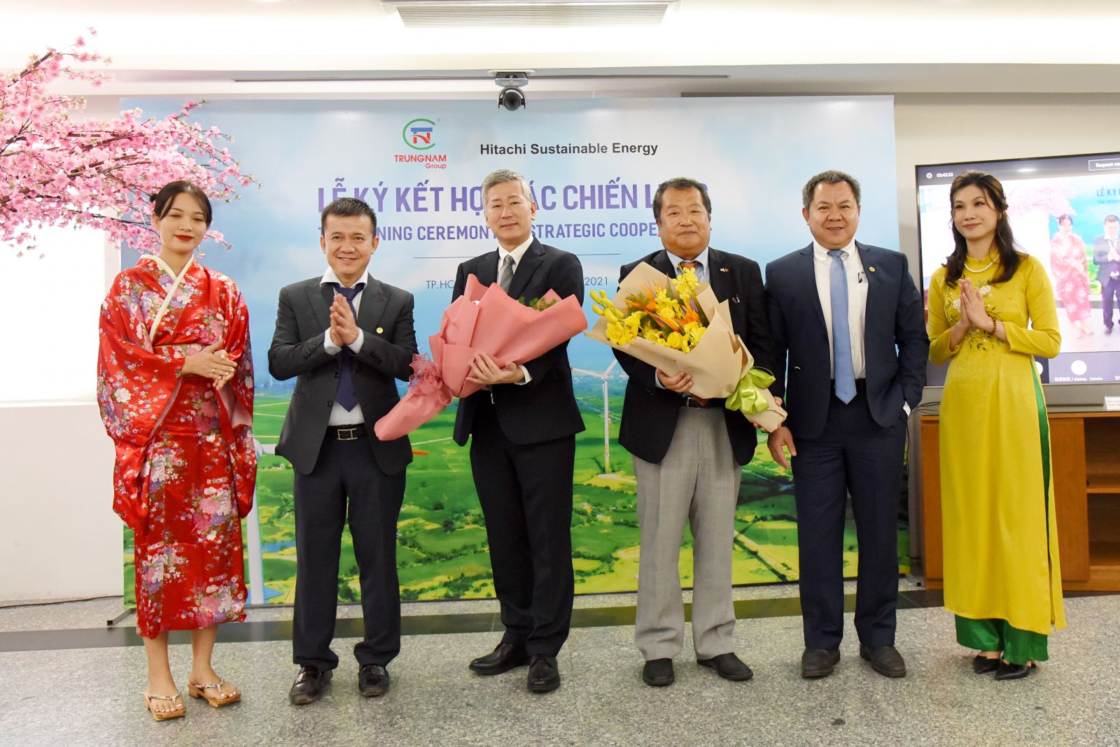 Lãnh đạo Trungnam Group và Hitachi SE ký kết hợp tác.