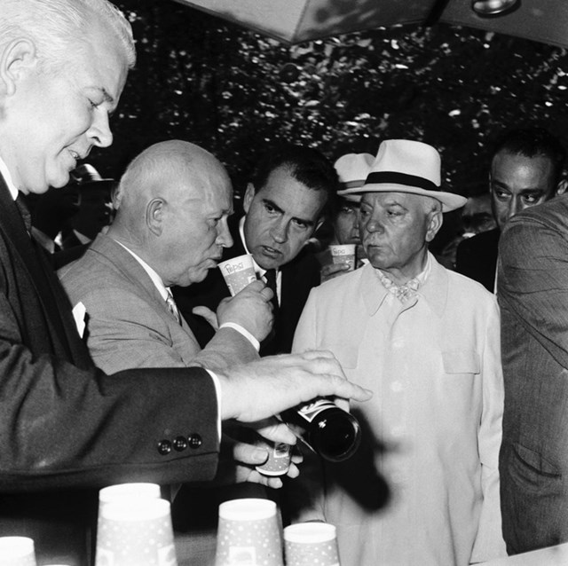Donald Kendall (ngoài cùng bên trái), nhà lãnh đạo Liên Xô Nikita Khrushchev (thứ hai từ trái sang) và Richard Nixon (tóc đen) tại Hội chợ Quốc gia Hoa Kỳ tại Moscow năm 1959. Ảnh: AFP.