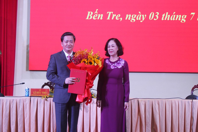 Bà Trương Thị Mai - Trưởng Ban tổ chức Trung ương trao quyết định của Bộ Chính trị cho ông Lê Đức Thọ. Ảnh: ĐH