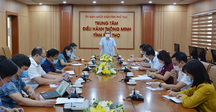 Ông Nguyễn Quốc Bảo- Phó chánh văn phòng UBND tỉnh Phú Thọ, giám đốc trung tâm phục vụ hành chính công phát biểu tại hội nghị