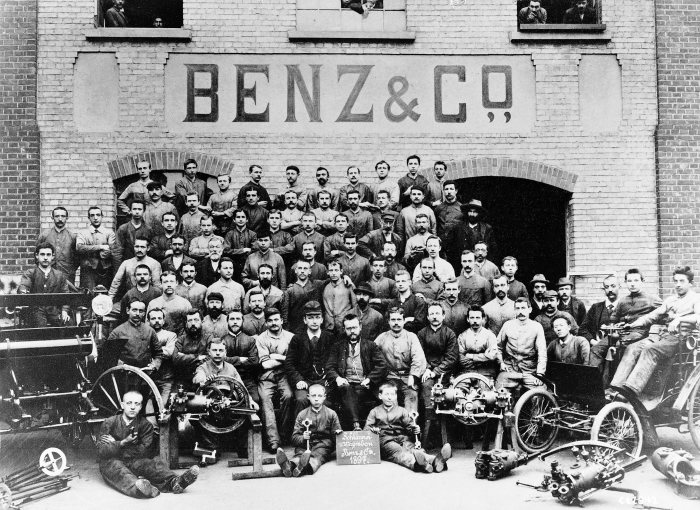 Benz & Cie. đã phát triển trong thời kỳ chuyển tiếp từ 50 nhân công (1890) lên tới 140 (1899). Suốt những năm cuối của thế kỷ 19- Benz & Company – là công ty ô tô lớn nhất thế giới với 572 chiếc ô tô được sản xuất vào năm 1899. Nguồn: Internet