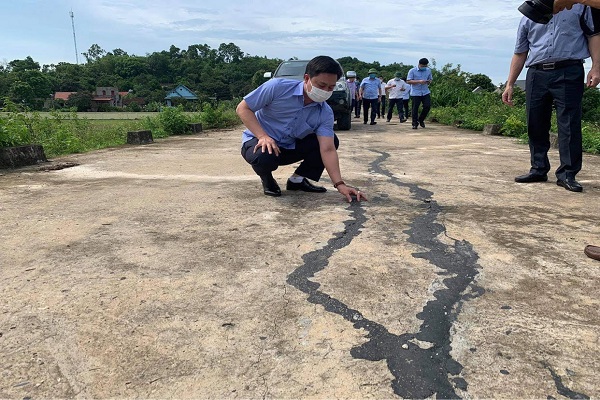 Huyện Vĩnh Lộc đã khắc phục hiện tượng mặt đê sông Bưởi nứt bằng biện pháp đổ và nén vữa xi măng xuống đáy khe, sau đó rải nhựa đường lên bề mặt