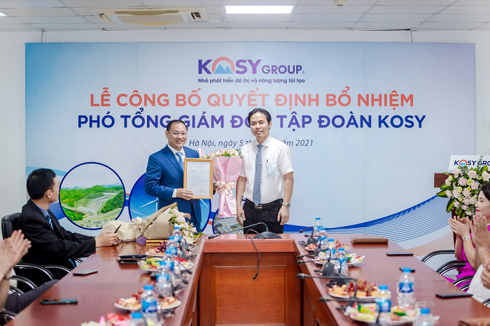 Chủ tịch Nguyễn Việt Cường trao quyết định bổ nhiệm Phó TGĐ phụ trách Phát triển dự án của Tập đoàn Kosy cho ông Nguyễn Việt Thung.