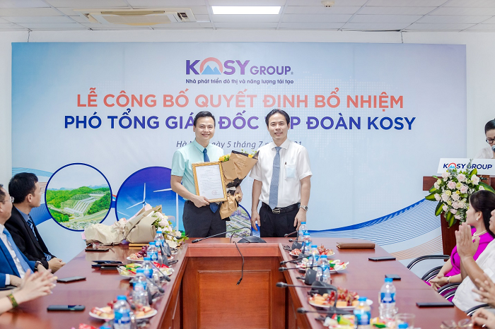 Chủ tịch Nguyễn Việt Cường trao quyết định bổ nhiệm Phó TGĐ Thủy điện 2 của Tập đoàn Kosy cho ông Hà Sỹ Dinh.