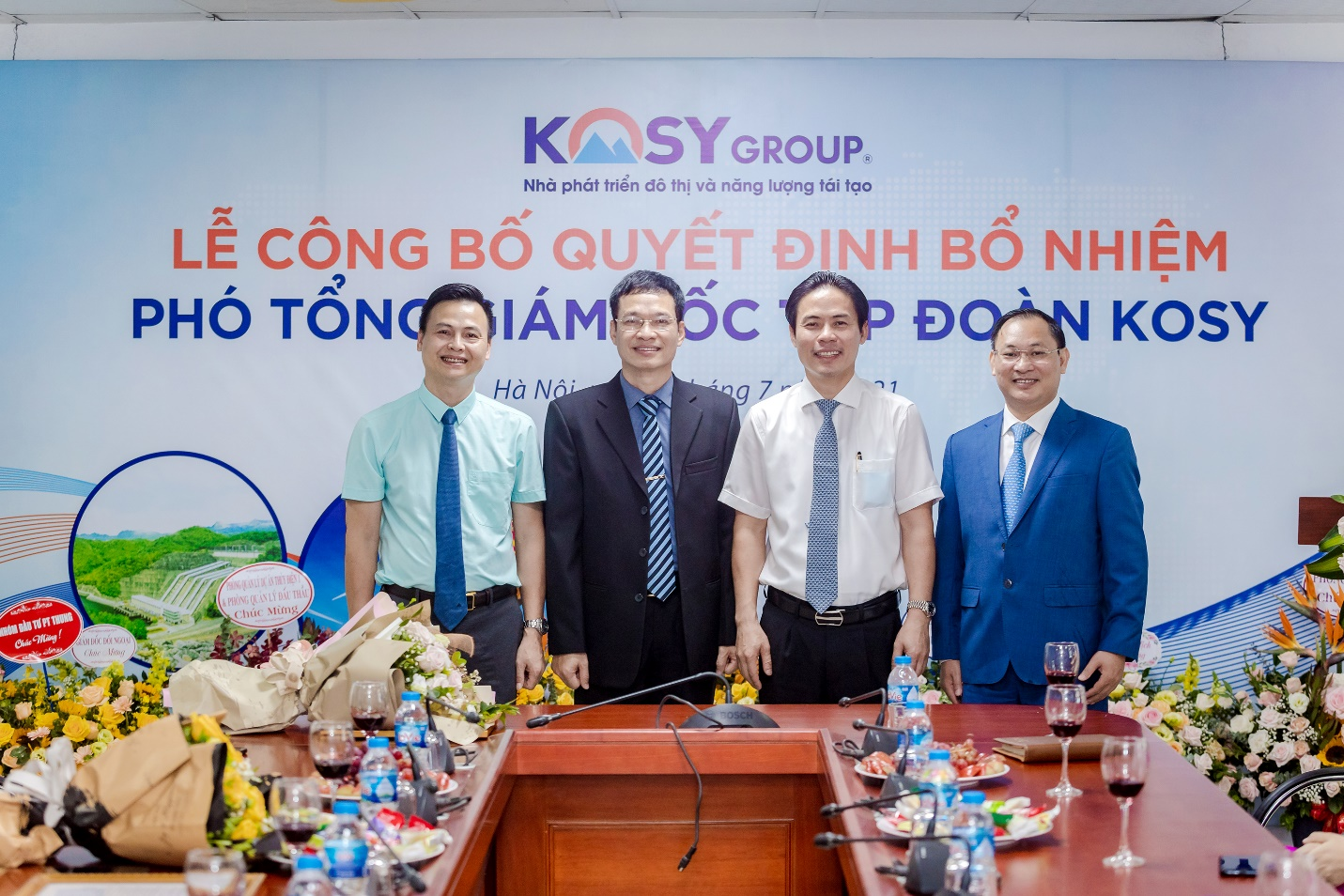Chủ tịch Tập đoàn Kosy ông Nguyễn Việt Cường (áo trắng) chúc mừng 3 tân Phó TGĐ Tập đoàn.