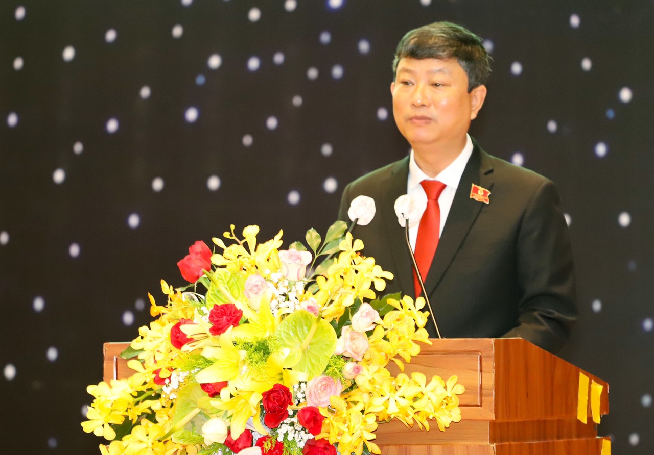Ông Võ Văn Minh (49 tuổi) là Chủ tịch UBND tỉnh Bình Dương với tỷ lệ 67/69 phiếu đại biểu