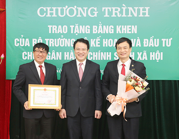 Thứ trưởng Bộ Kế hoạch và Đầu tư Trần Quốc Phương trao tặng Bằng khen cho Tổng Giám đốc Dương Quyết Thắng (trái) và Giám đốc Ban Kế hoạch nguồn vốn Nguyễn Minh Phương