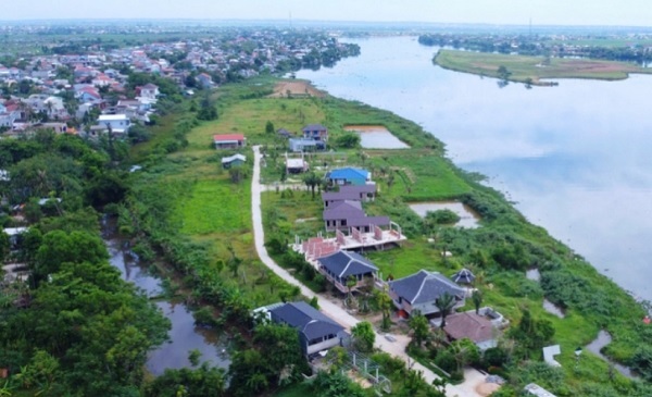 Dự án khu sản xuất nông nghiệp và dịch vụ sinh thái Go Green Farm nằm ở Cồn Nhỏ, cạnh sông Hương đoạn qua thôn Minh Thanh, xã Hương Vinh