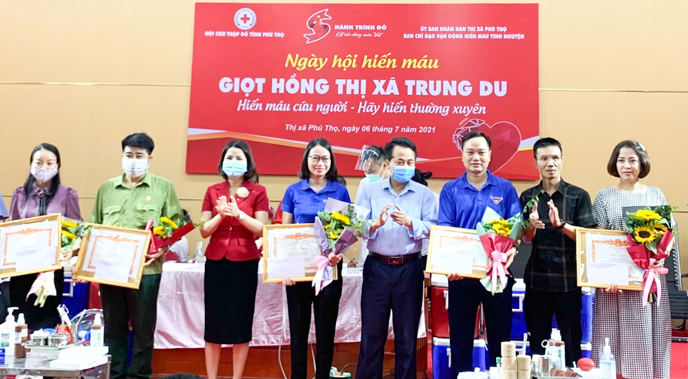 UBND thị xã Phú Thọ trao giấy khen cho các cá nhân có thành tích trong công tác hiến máu tình nguyện