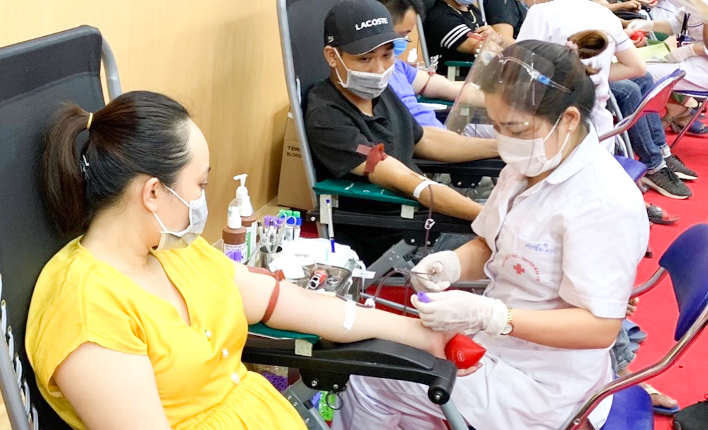 Nhân dân thị xã Phú Thọ tích cực tham gia hiến máu tình nguyện tại ngày hội 
