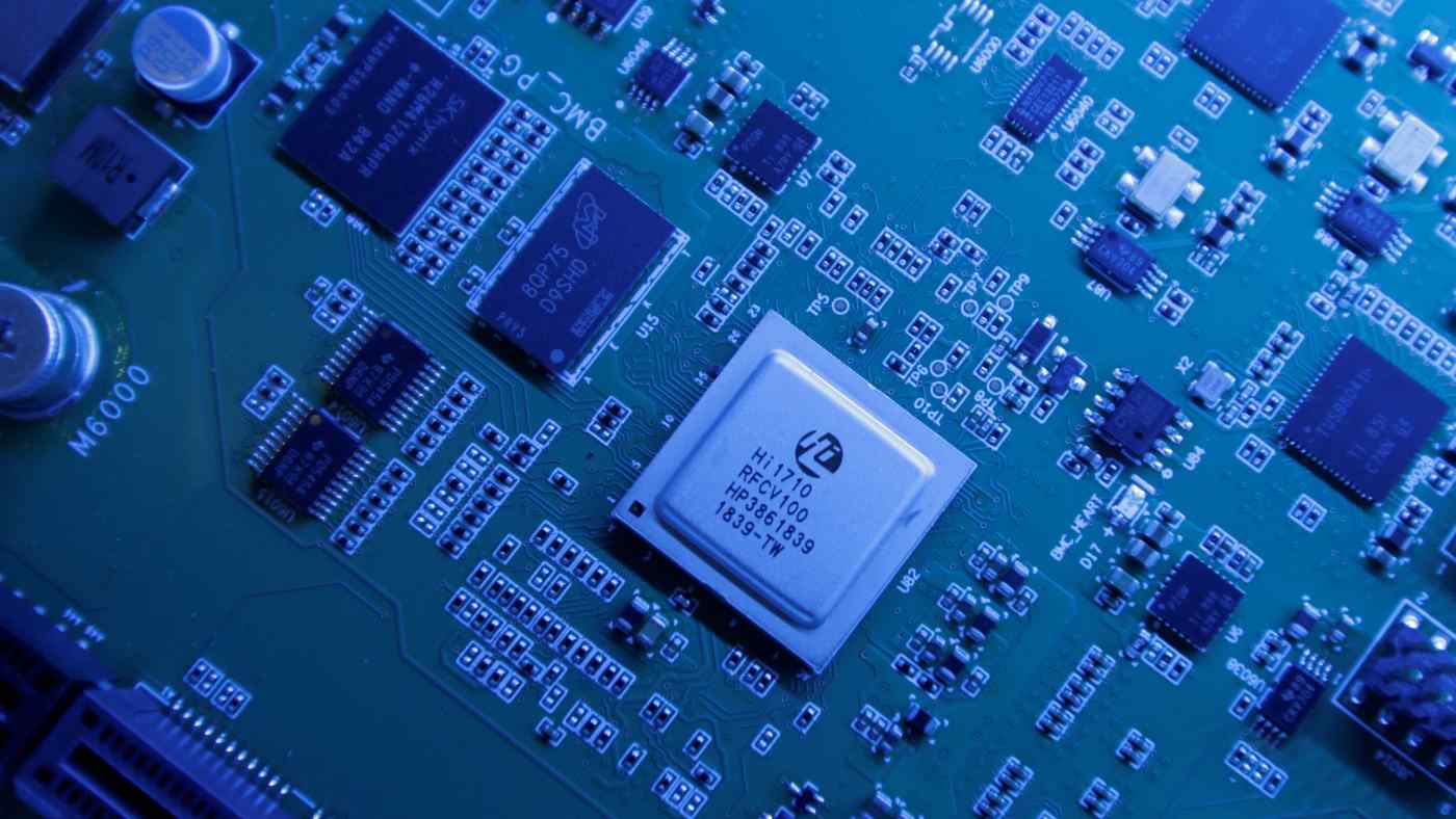 Một chipset Kunpeng 920 do công ty con Hisilicon của Huawei thiết kế đang được trưng bày tại trụ sở chính của Huawei ở Thâm Quyến. © Reuters