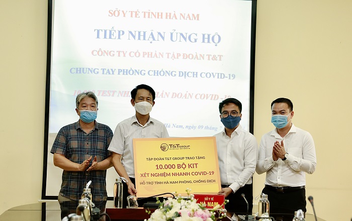 Ông Trần Viết Huệ, Phó Giám đốc Sở Y tế, đại diện Ban Chỉ đạo phòng chống dịch COVID-19 tiếp nhận 10.000 bộ kit xét nghiệm nhanh COVID-19 do Tập đoàn T&T Group trao tặng