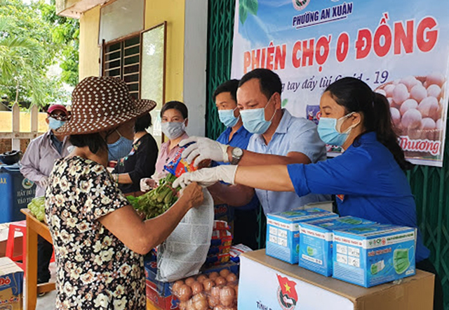 Những phiên chợ 0 đồng từ mô hình xã hội hóa là một trong những giải pháp giúp đỡ người lao động khó khăn trong cảnh dịch bệnh.