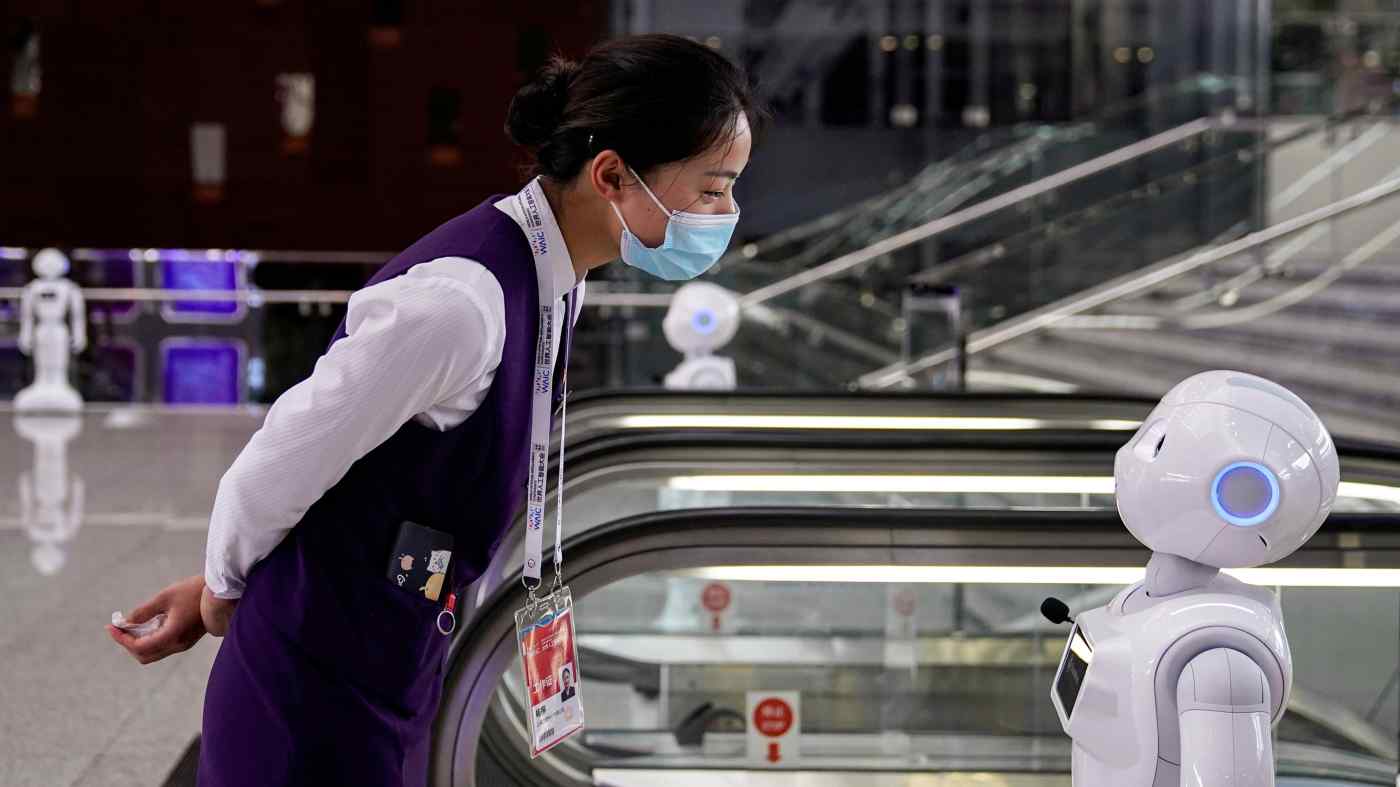 Một nhân viên tại Hội nghị Trí tuệ Nhân tạo Thế giới ở Thượng Hải năm 2020: sự kiện thường niên này thường nêu bật những đột phá công nghệ mới nhất. © Reuters
