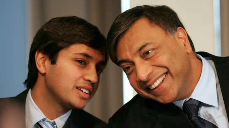 Aditya Mittal, trái, cùng cha, Lakshmi Mittal, vào năm 2006. Aditya Mittal hiện là Giám đốc điều hành của Arcelormittal trong khi người sáng lập Lakshmi Mittal giữ vai trò chủ tịch điều hành. © Reuters