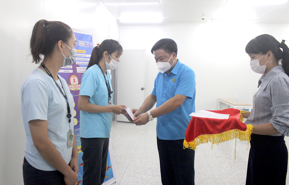 Lãnh đạo LĐLĐ tỉnh Phú Thọ trao quà cho các Đoàn viện