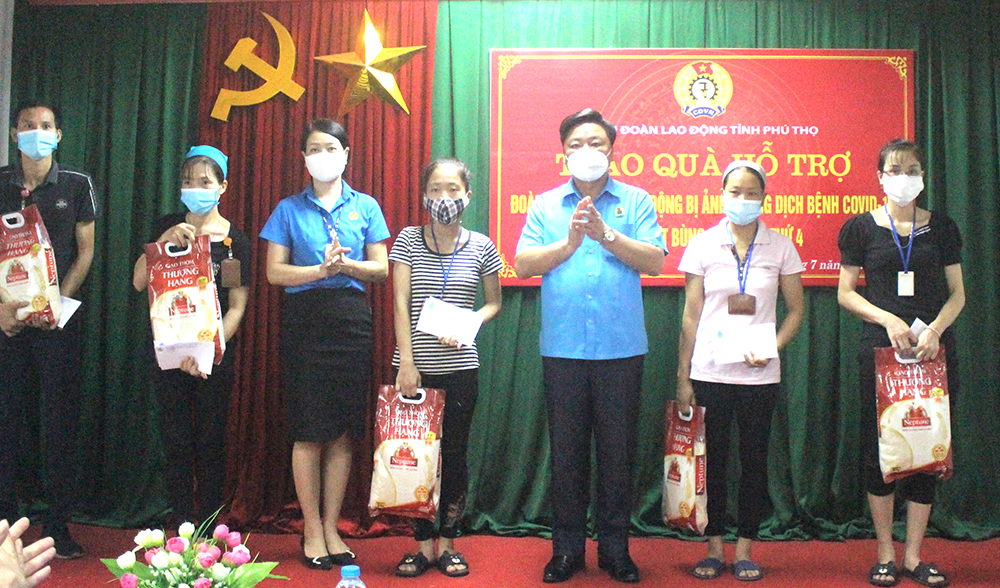 Lãnh đạo Liên đoàn Lao động tỉnh Phú Thọ trao quà cho người lao động