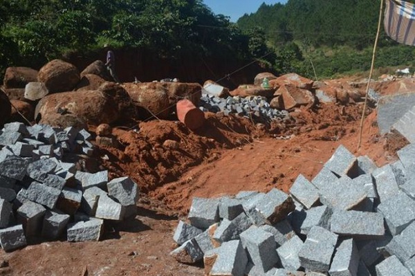 Công ty TNHH Dương Phát bị phạt 800 triệu đồng do có hành vi khai thác đá nguyên khối vượt công suất cho phép trong 2 năm