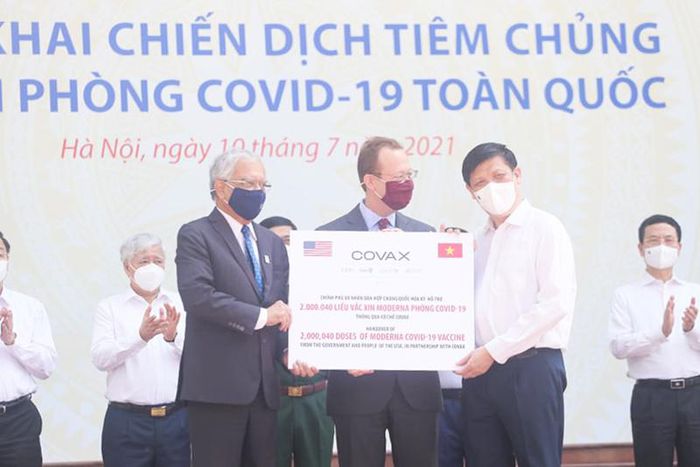 Bộ trưởng Bộ Y tế Nguyễn Thanh Long thay mặt Chính phủ Việt Nam tiếp nhận 2 triệu liều vaccine Moderna tại buổi lễ