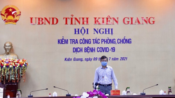 Phó Chủ tịch UBND tỉnh Kiên Giang, ông Nguyễn Lưu Trung phát biểu chỉ đạo tại cuộc họp
