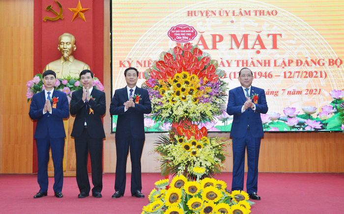 Phó Bí thư thường trực tỉnh ủy Phú Thọ tặng hoa chúc mừng Đảng bộ huyện Lâm Thao