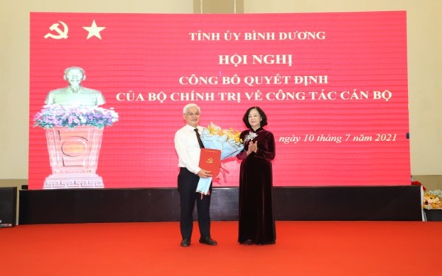 Bà Trương Thị Mai trao Quyết định cho ông Nguyễn Văn Lợi.