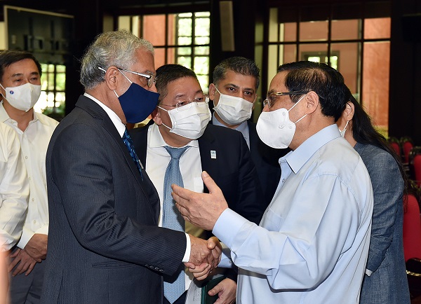 Thủ tướng Phạm Minh Chính trao đổi với ông Kamal Malhotra - Điều phối viên Thường trú Liên Hợp Quốc tại Việt Nam về vấn đề vaccine tại Việt Nam