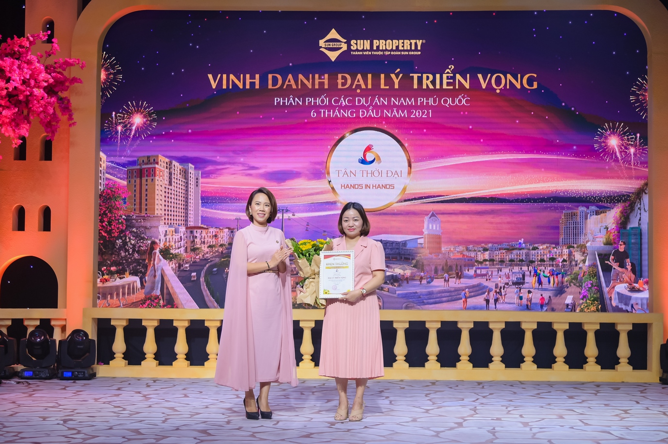Bà Nguyễn Ngọc Thúy Linh - Phó tổng giám đốc Sun Property (giữa) đại diện Sun Group vinh danh đại lý triển vọng. Ảnh: Sun Group.
