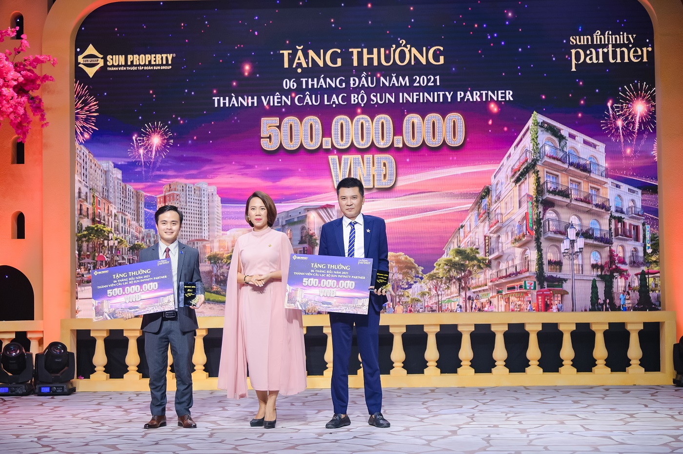 Bà Nguyễn Ngọc Thúy Linh - Phó tổng giám đốc Sun Property (giữa) đại diện Sun Group trao cúp SIP và tặng thưởng cho thành viên CLB Sun Infinity Partner (SIP).
