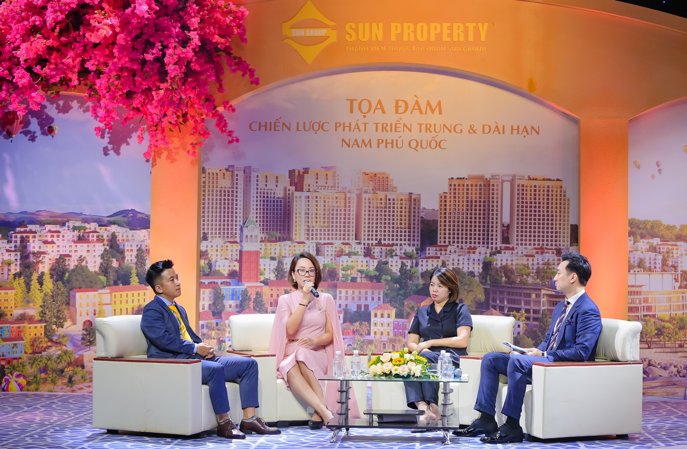 Các chuyên gia chia sẻ về chiến lược phát triển Nam Phú Quốc trung, dài hạn cùng sự xuất hiện của những dòng sản phẩm mới. Ảnh: Sun Group.