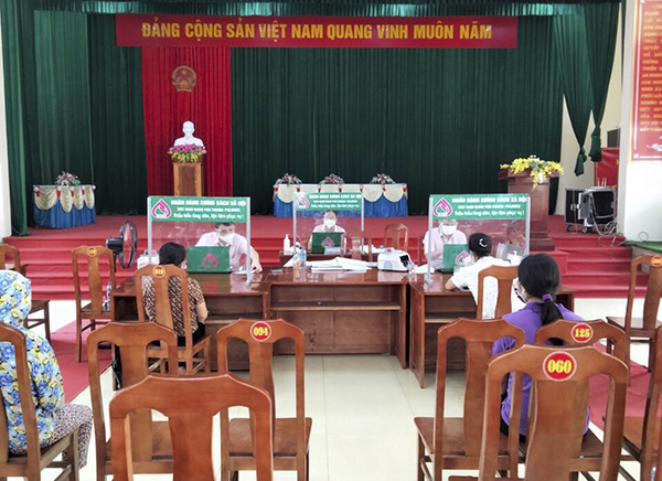 NHCSXH tỉnh Bắc Giang đảm bảo giãn cách phòng chống dịch Covid-19 khi giao dịch tại xã