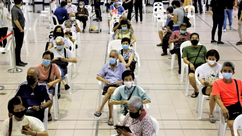 Cư dân Singapore trên 70 tuổi chờ sau khi chủng ngừa vào tháng Giêng: Mặc dù là nhóm ưu tiên, nhưng tỷ lệ tiêm chủng của họ thấp hơn các phân khúc dân số đủ điều kiện khác. © Reuters
