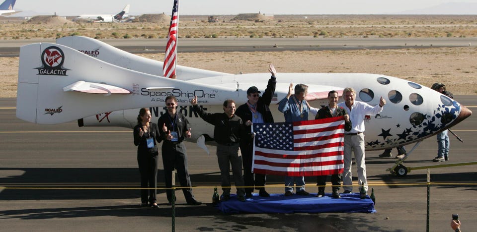 Richard Branson chụp hình với đội đoạt giải X và tàu vũ trụ của họ vào tháng 10 năm 2004. ẢNH AP / REED SAXON, TỆP