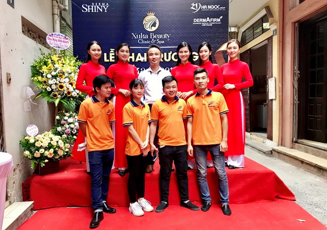 Giám đốc – Doanh nhân trẻ Hà Huy Vũ (người đứng giữa hàng thứ 2) cùng nhân viên tại các sự kiện do BSG tổ chức