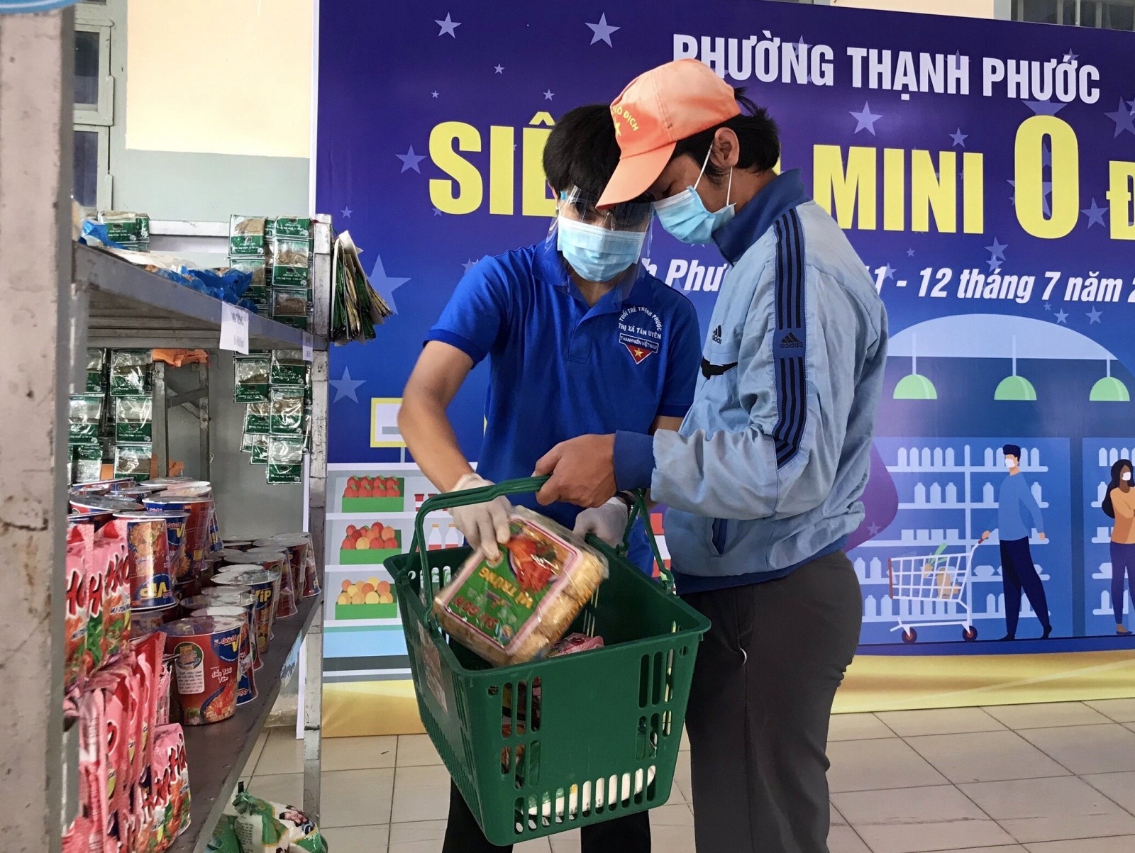 Người dân mua hàng tại siêu thị 0 đồng được hỗ trợ của Đoàn viên Thanh niên