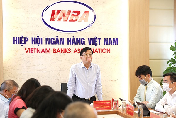 Ông Nguyễn Quốc Hùng, Tổng Thư ký Hiệp hội Ngân hàng Việt Nam phát biểu tại buổi họp