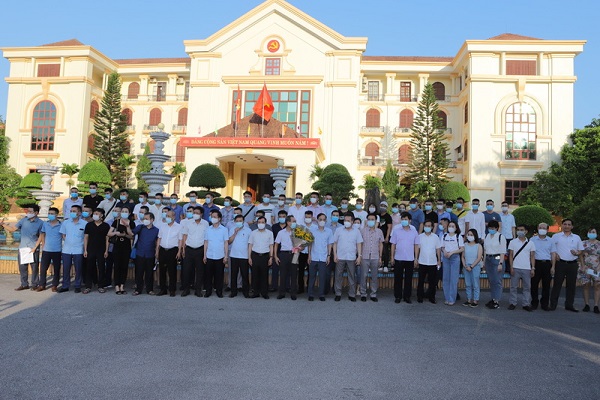 Lãnh đạo tỉnh Thanh Hóa tặng hoa chúc mừng đoàn cán bộ y tế trước giờ lên đường vào TP Hồ Chí Minh.