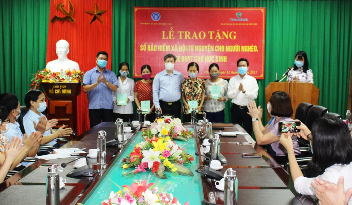 Lãnh đạo BHXH Phú Thọ, Đảng ủy khôi các cơ quan tỉnh, Vietcombank chi nhánh Phú Thọ trao sổ BHXH cho các hộ nghèo