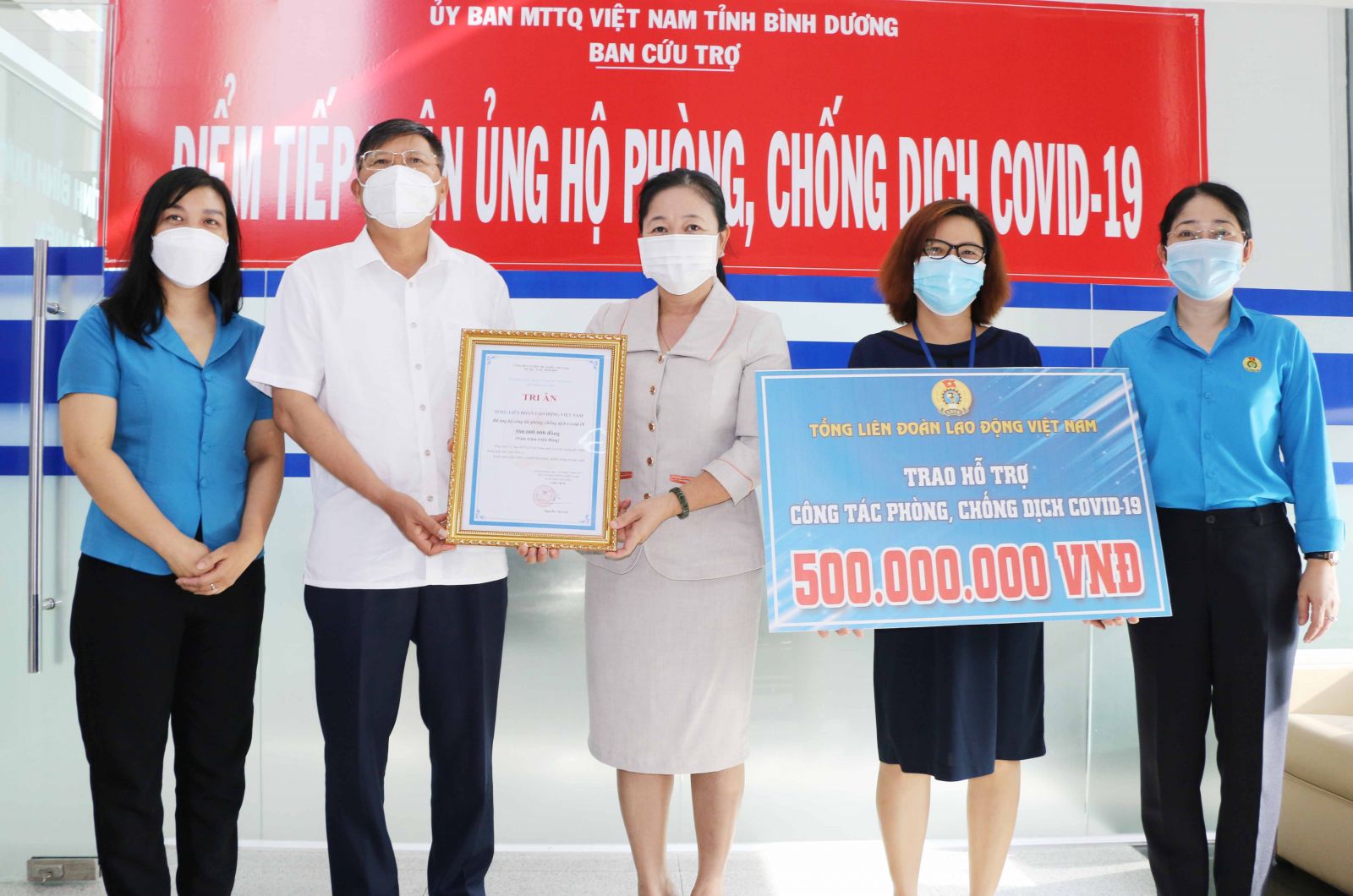 Phó Chủ tịch TLĐLĐVN Phan Văn Anh trao ủng hộ 500 triệu đồng hỗ trợ Bình Dương chống dịch