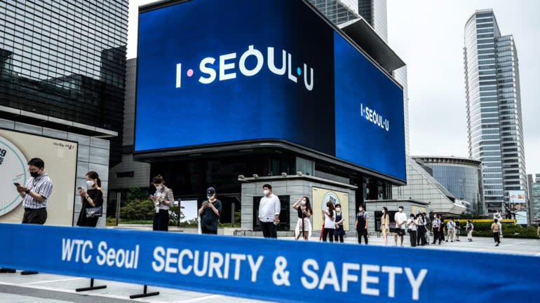 Đại dịch đã thúc đẩy nhu cầu ngân hàng trực tuyến ở Hàn Quốc. Mọi người xếp hàng chờ đợi tại một địa điểm thử nghiệm coronavirus ở Seoul vào ngày 8 tháng 7. © AP