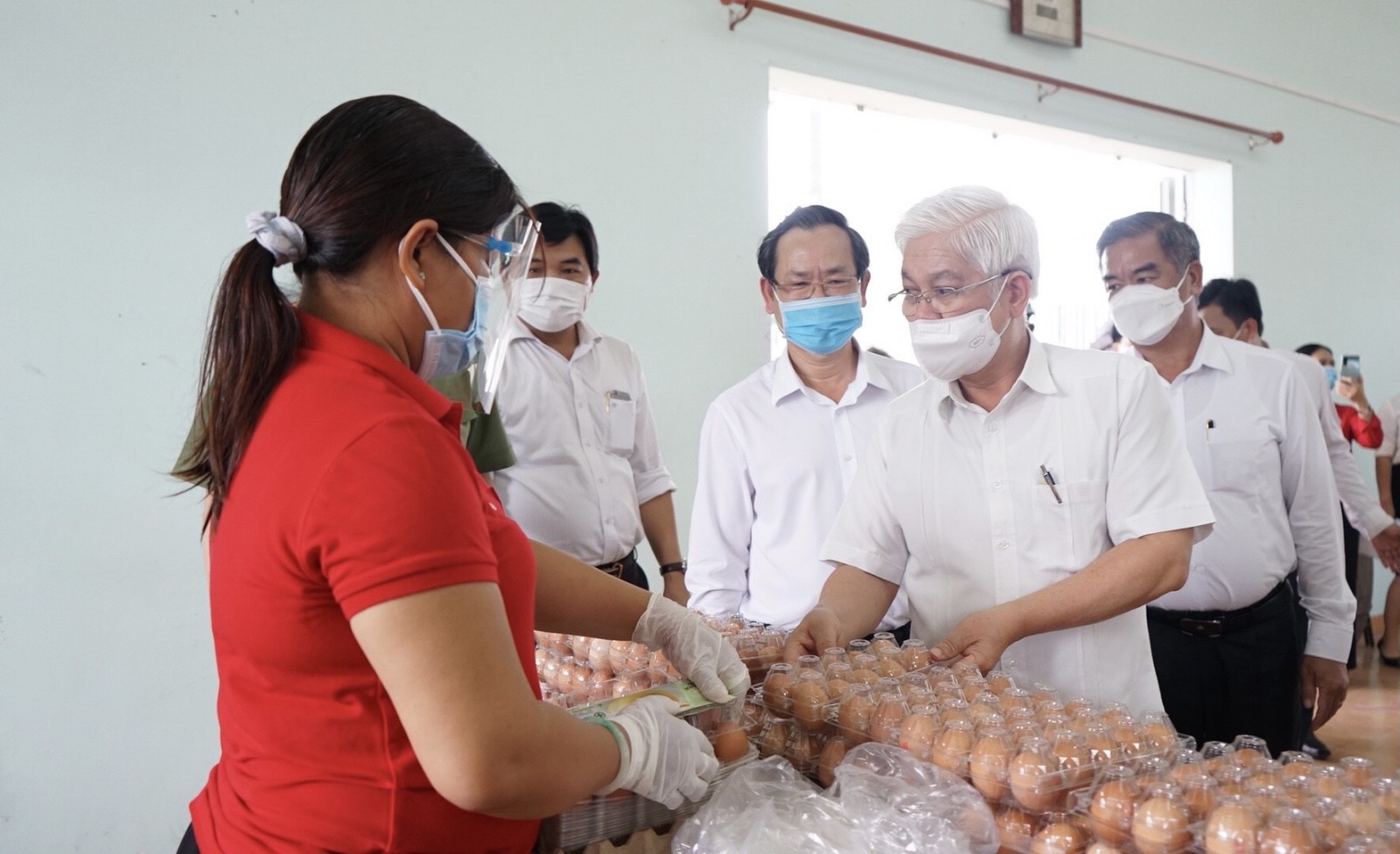 Ông Nguyễn Văn Lợi, Bí thư Tỉnh uỷ Bình Dương kiểm tra việc cung ứng nhu yếu phẩm cho người dân tại điểm cứu trợ khẩn cấp tại thị xã Tân Uyên