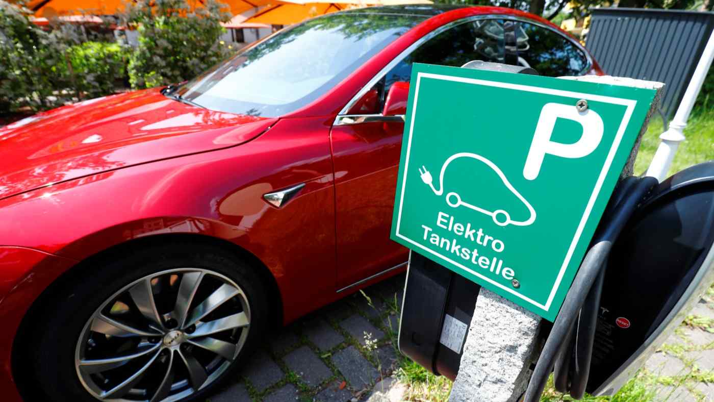 Một trạm sạc ở Ruesselsheim, Đức: Một đề xuất của Liên minh châu Âu sẽ có hiệu lực cấm bán ô tô chạy xăng và động cơ diesel mới vào năm 2035. © Reuters