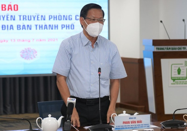 Phó Bí thư Thường trực Thành uỷ Phan Văn Mãi tại cuộc họp Ban chỉ đạo phòng, chống dịch Covid-19 tối 13/7