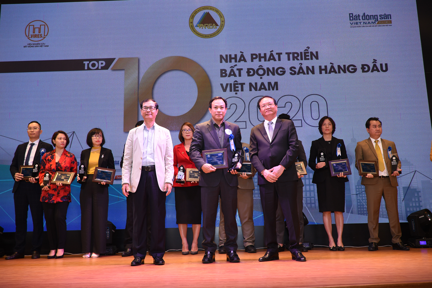Đại diện Tập đoàn Geleximco nhận phần thưởng Top 10 nhà phát triển bất động sản hàng đầu Việt Nam 2020.